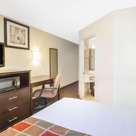 Travelodge By Wyndham Romulus Detroit Airport Εξωτερικό φωτογραφία