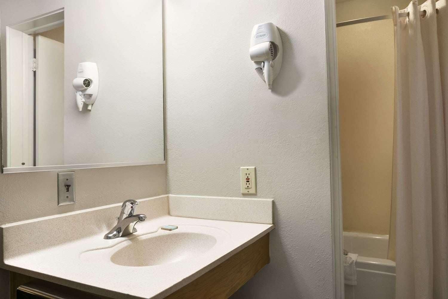 Travelodge By Wyndham Romulus Detroit Airport Εξωτερικό φωτογραφία